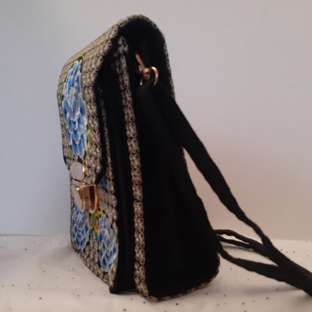 *NWOT* Crossbody Embroidered Clasp Bag - Picture 2 of 6